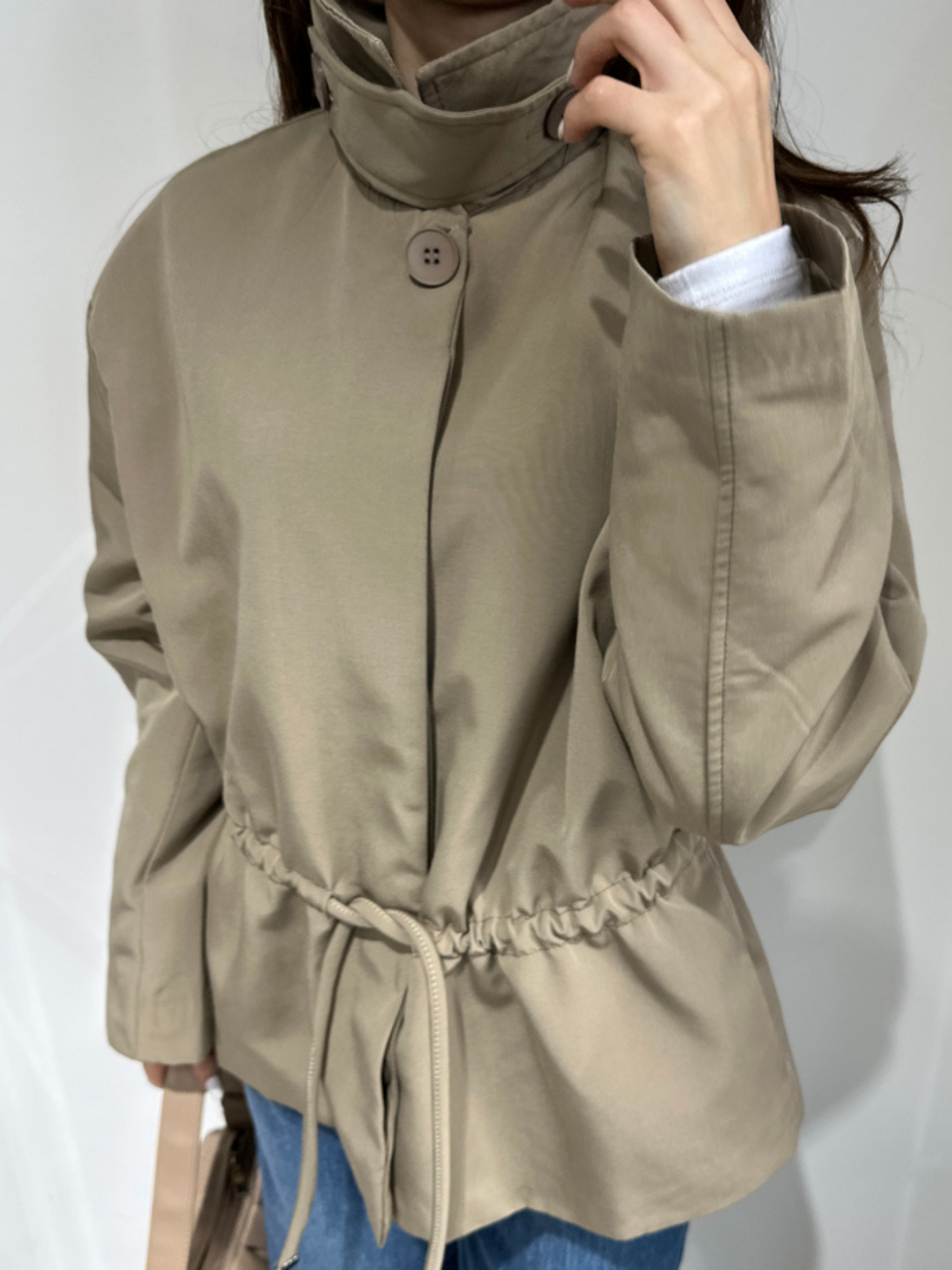 DİK YAKA BELİ BÜZGÜLÜ CAMEL CEKET