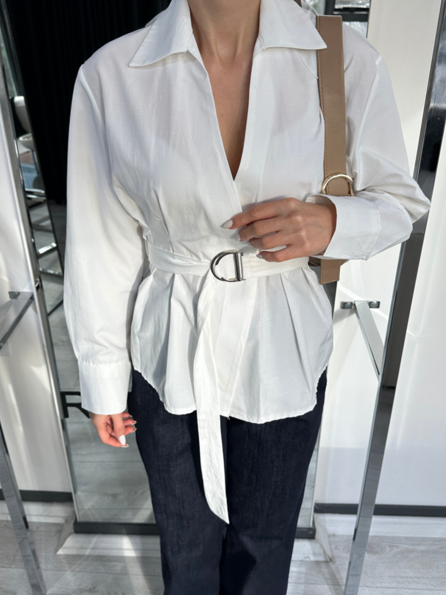 KEMER DETAYLI MARKA MODEL BEYAZ GÖMLEK