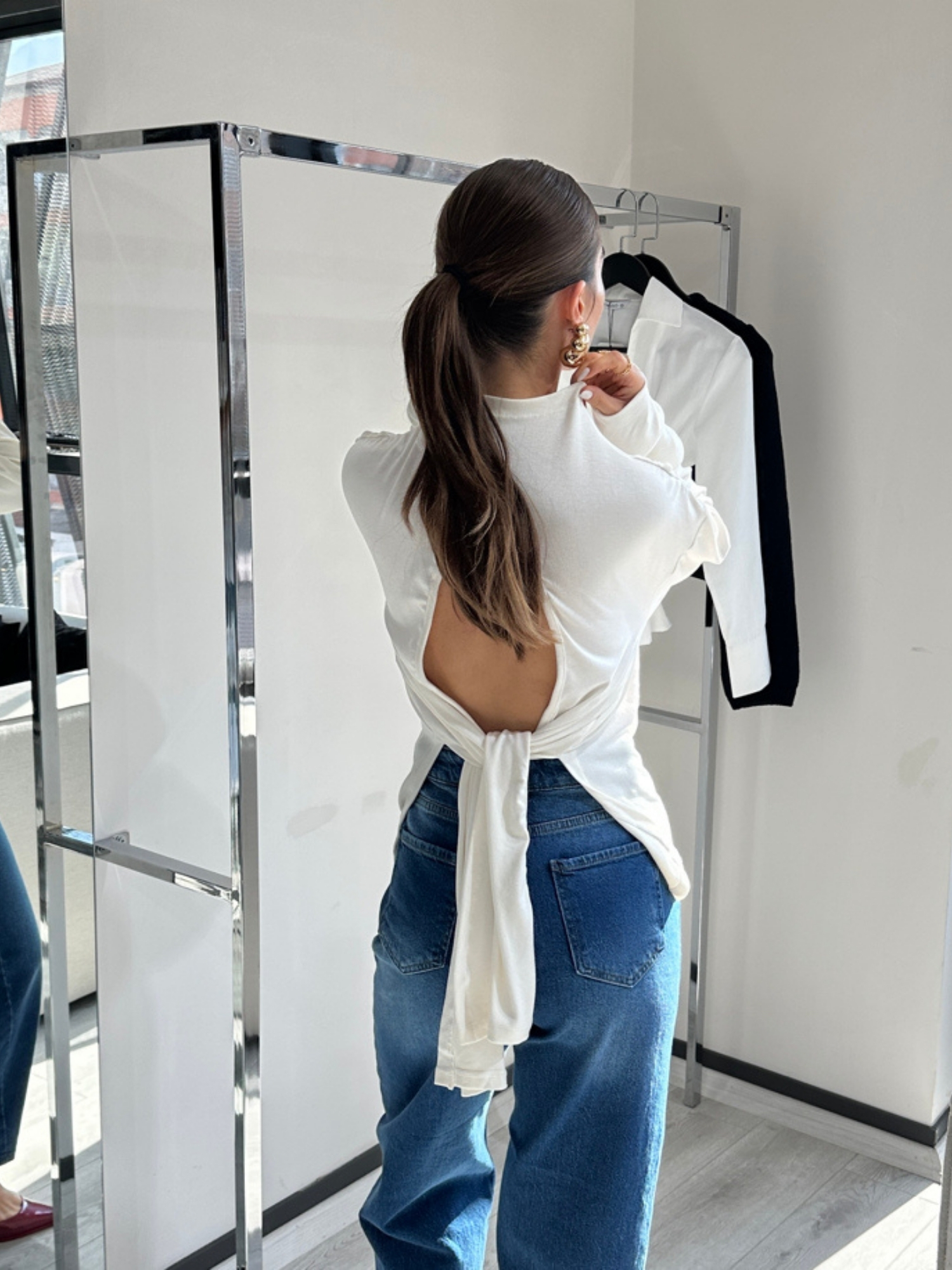 SIRT DEKOLTE DİK YAKA EKRU BLUZ