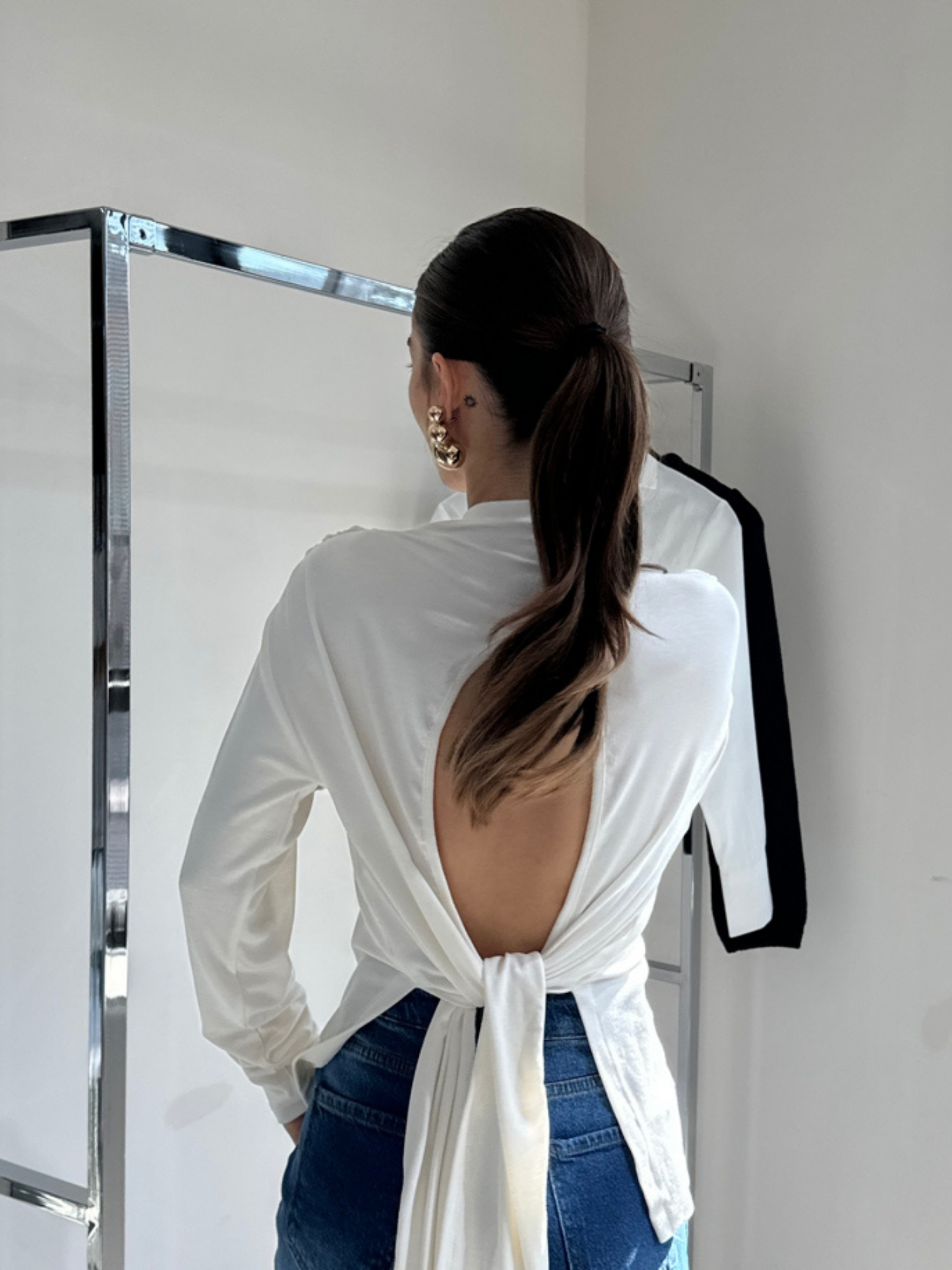 SIRT DEKOLTE DİK YAKA EKRU BLUZ