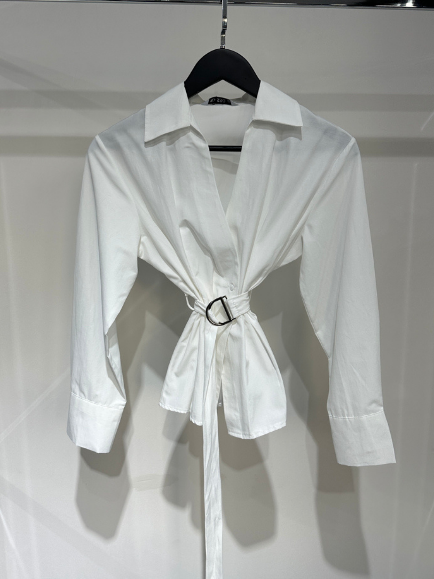 KEMER DETAYLI MARKA MODEL BEYAZ GÖMLEK