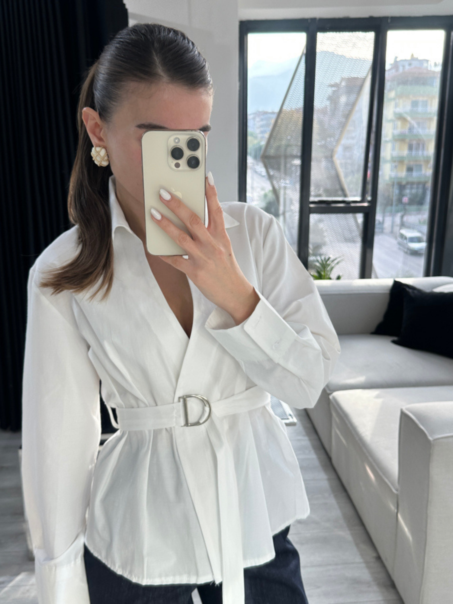 KEMER DETAYLI MARKA MODEL BEYAZ GÖMLEK