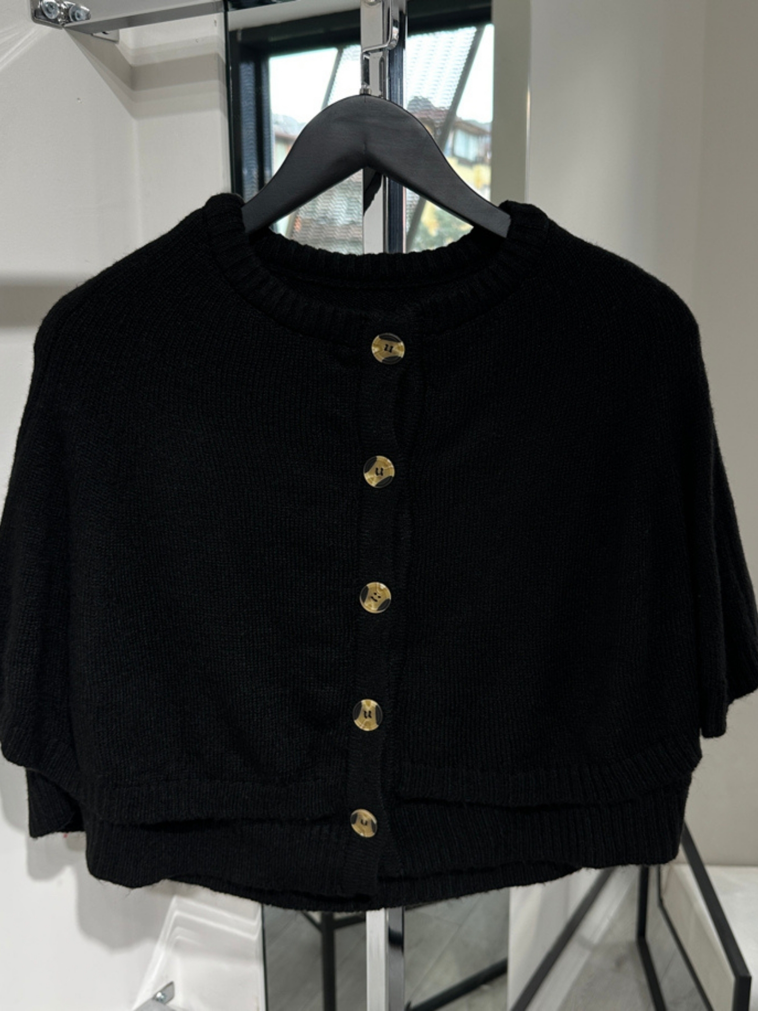 SİYAH DÜĞMELİ PANÇO KAZAK