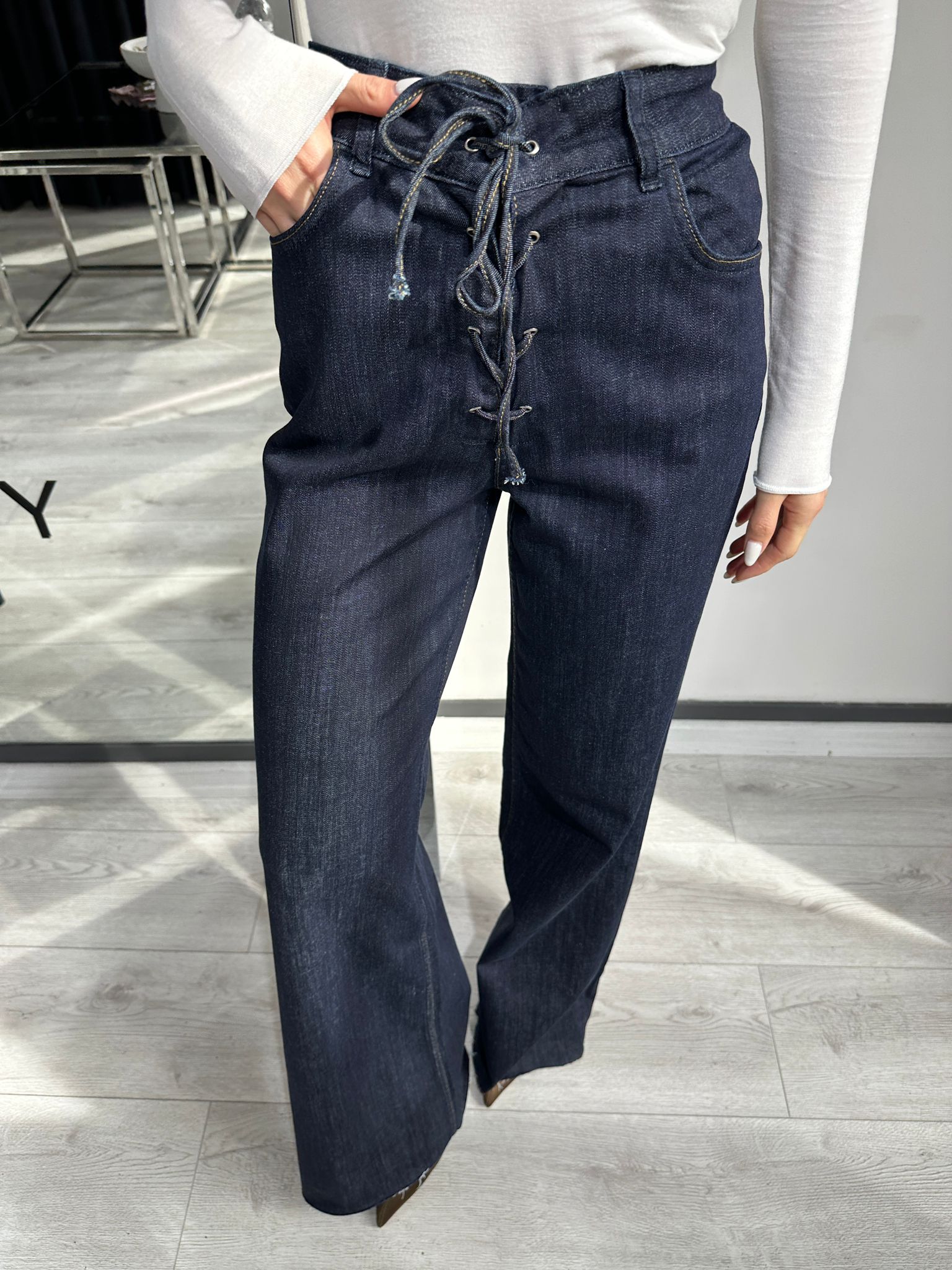 KURDELE DETAY KOYU LACİVERT JEAN