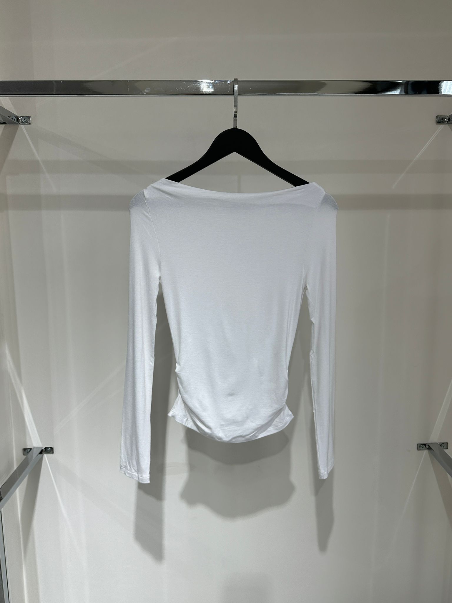 BEYAZ DEGAJE YAN BÜZGÜLÜ BLUZ